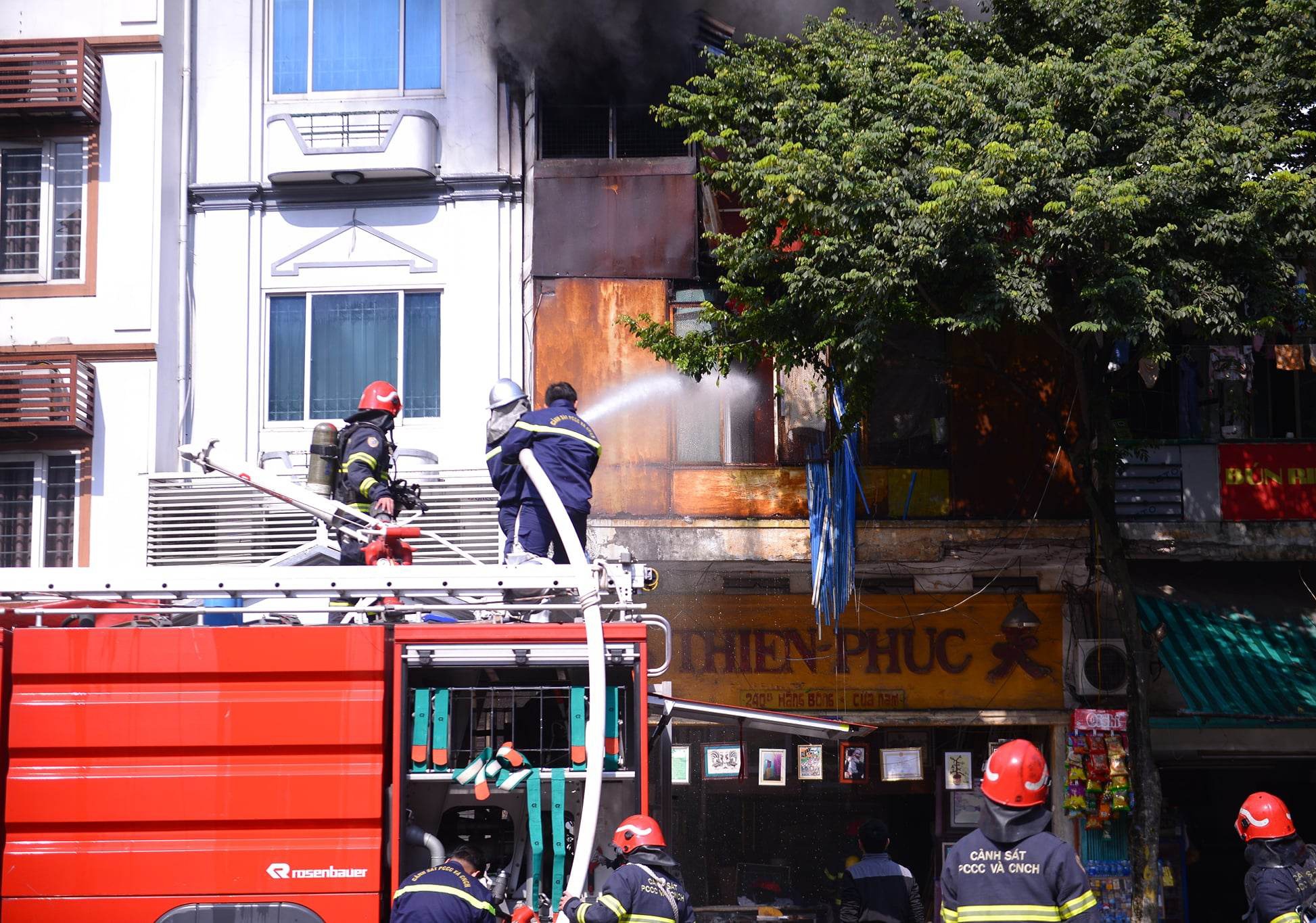 ha noi hien truong vu chay cua hang ban khung tranh 4 nguoi thoat nan dspl 4