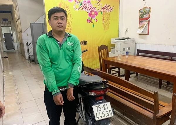khoi to nam thanh nien dam trong thuong tai xe roi cuop xe
