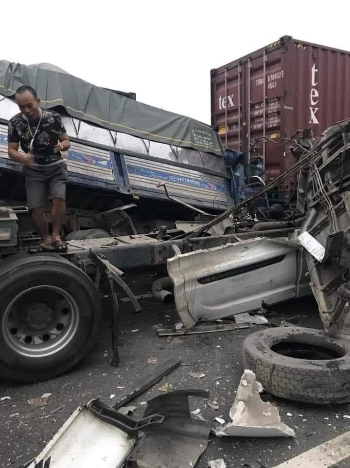 hien truong vu tai nan lien hoan giua 4 xe container va xe tai khien 3 nguoi thuong vong dspl 1 hien truong vu tai nan lien hoan giua 4 xe container va xe tai khien 3 nguoi thuong vong dspl 1