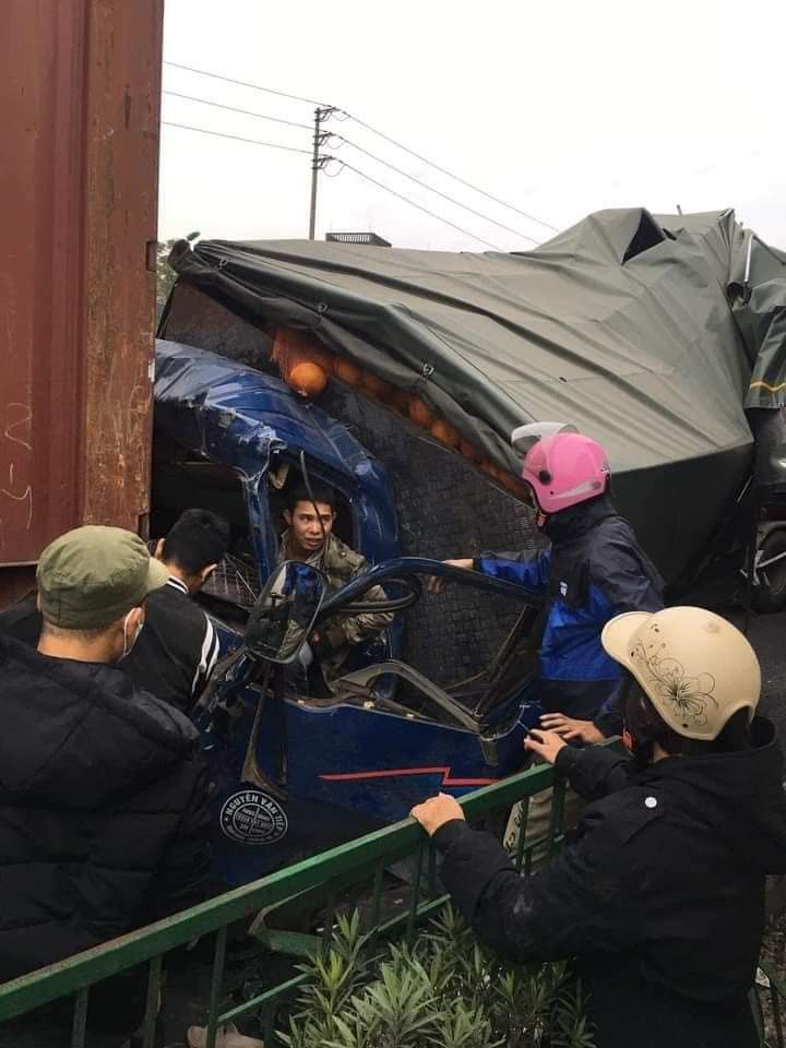 hien truong vu tai nan lien hoan giua 4 xe container va xe tai khien 3 nguoi thuong vong dspl 2 hien truong vu tai nan lien hoan giua 4 xe container va xe tai khien 3 nguoi thuong vong dspl 2