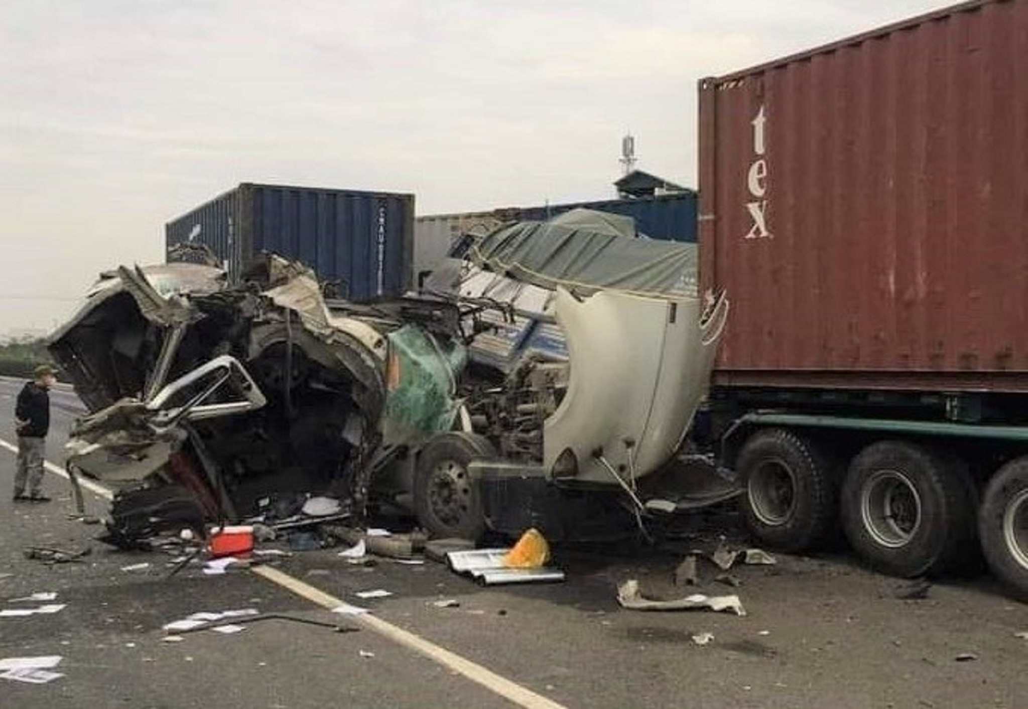 hien truong vu tai nan lien hoan giua 4 xe container va xe tai khien 3 nguoi thuong vong dspl 3 hien truong vu tai nan lien hoan giua 4 xe container va xe tai khien 3 nguoi thuong vong dspl 3