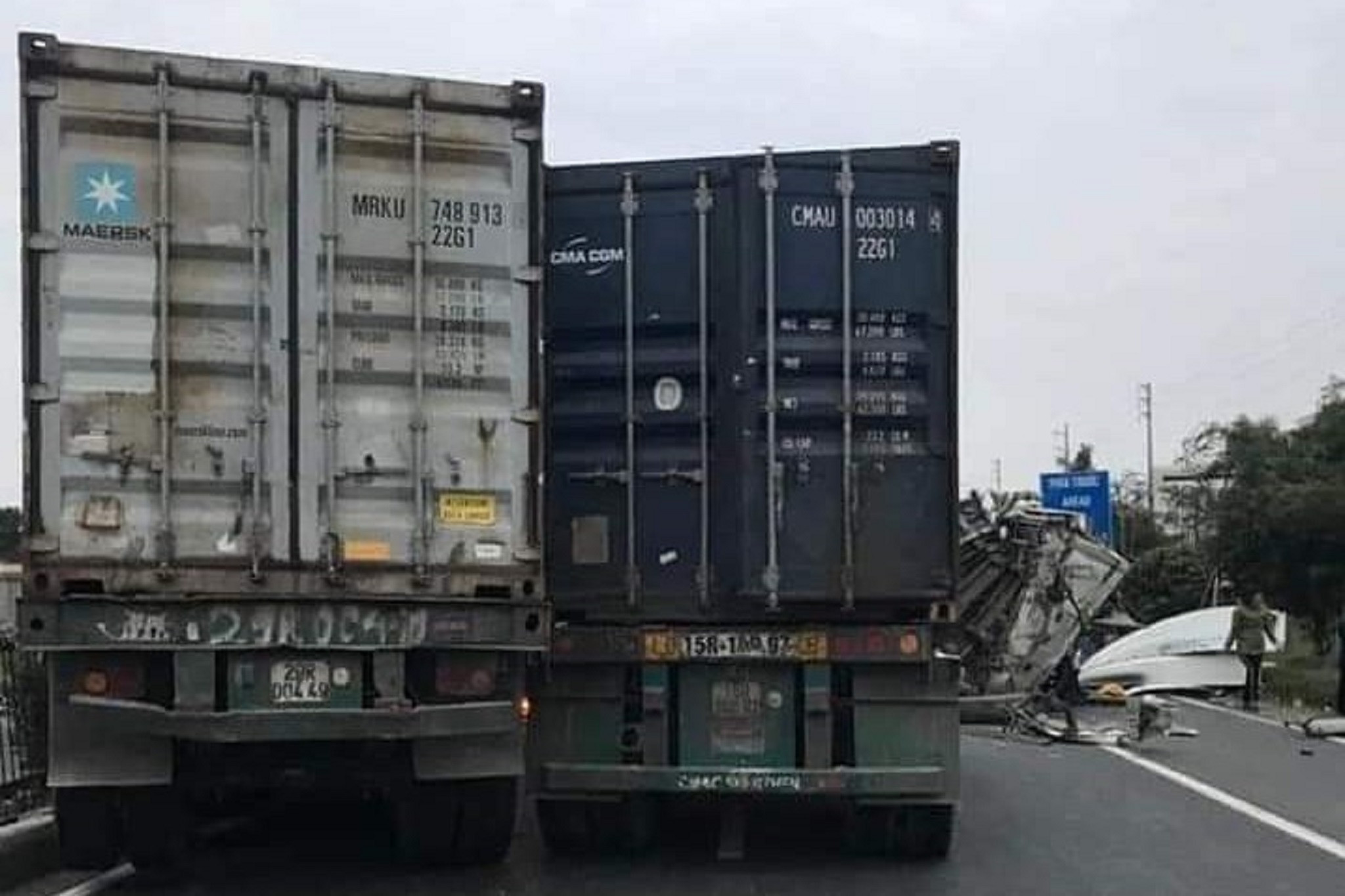 hien truong vu tai nan lien hoan giua 4 xe container va xe tai khien 3 nguoi thuong vong dspl 4 hien truong vu tai nan lien hoan giua 4 xe container va xe tai khien 3 nguoi thuong vong dspl 4