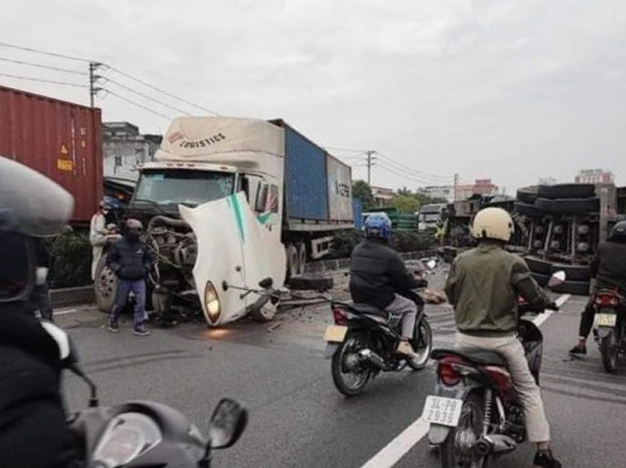 hien truong vu tai nan lien hoan giua 4 xe container va xe tai khien 3 nguoi thuong vong dspl 5 hien truong vu tai nan lien hoan giua 4 xe container va xe tai khien 3 nguoi thuong vong dspl 5