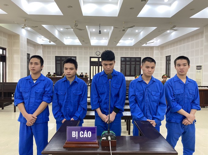 ban gai bi khach nhau hon vao tay nam thanh nien ru ban danh hoi dong ban gai bi khach nhau hon vao tay nam thanh nien ru ban danh hoi dong