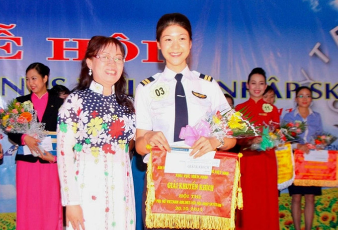 nu co truong dau tien cua viet nam giu doi tu kin tieng la me don than manh me dspl 2