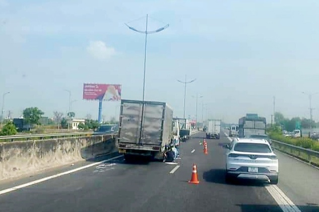 hai xe tai va cham tren cao toc mot nguoi nhap vien cap cuu