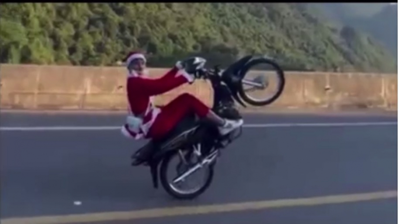 khoi to ong gia noel boc dau xe may tren cao toc