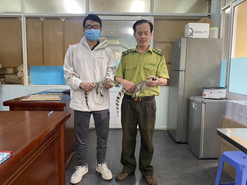 nam sinh ban giao cho kiem lam 2 con ca sau sau 2 nam nuoi nhot nam sinh ban giao cho kiem lam 2 con ca sau sau 2 nam nuoi nhot