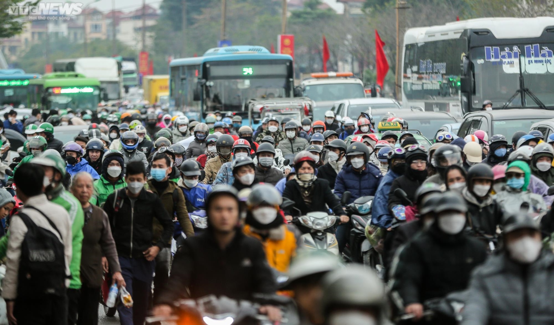 nguoi dan un un tro lai ha noi sau ky nghi tet duong lich