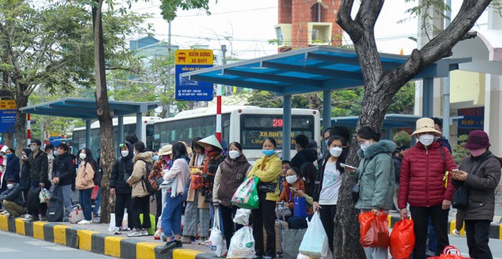 nguoi dan un un tro lai ha noi sau ky nghi tet duong lich31