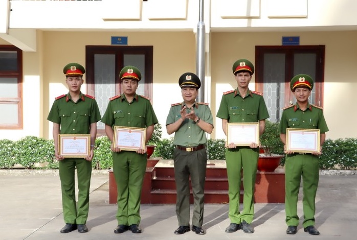 vu cuu be gai roi xuong ho coc nhoi be tong sau 15m tang bang khen cho doi cuu ho2 vu cuu be gai roi xuong ho coc nhoi be tong sau 15m tang bang khen cho doi cuu ho2
