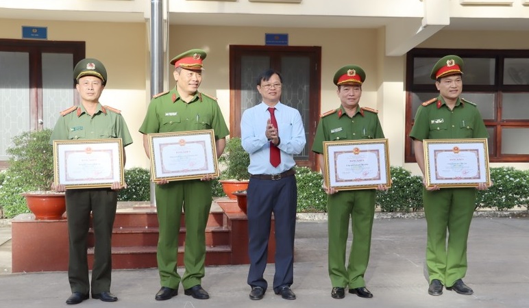 vu cuu be gai roi xuong ho coc nhoi be tong sau 15m tang bang khen cho doi cuu ho3 vu cuu be gai roi xuong ho coc nhoi be tong sau 15m tang bang khen cho doi cuu ho3