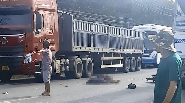 hai nguoi di may nga ra duong sau va cham bi xe tai can tu vong2 hai nguoi di may nga ra duong sau va cham bi xe tai can tu vong2