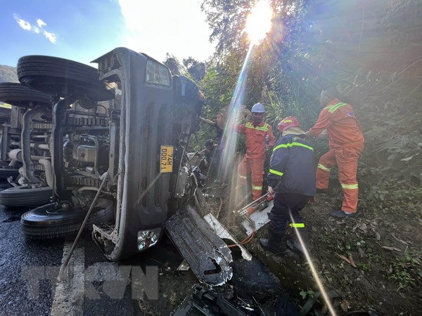 cuu tai xe mac ket trong cabin xe bon lat tren deo hai van