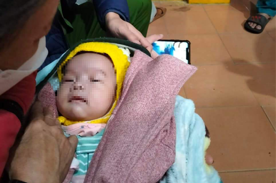 quang nam be trai 2 thang tuoi khau khinh bi bo roi truoc tuong quan am