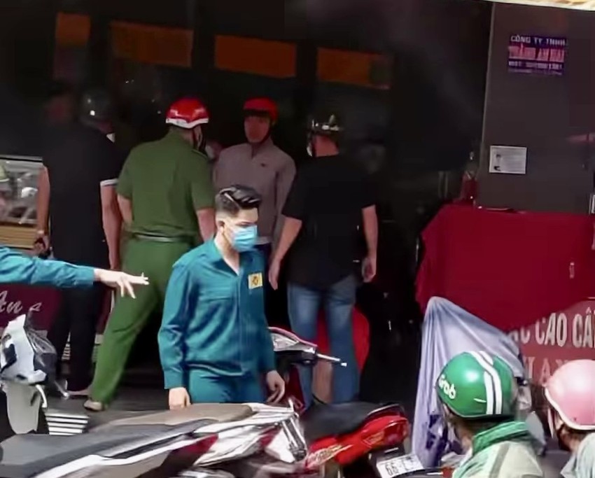 bat ke say xin vo hoi mua roi cuop tai tiem vang2
