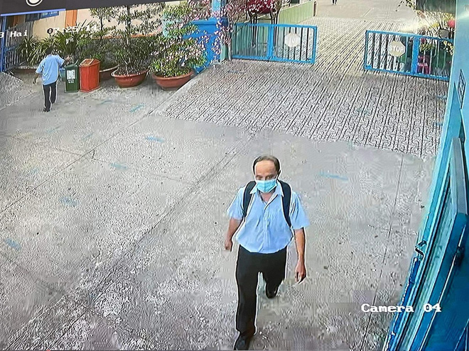 loi dung ca truong dang lam le chao co nguoi dan ong trom tien giao vien loi dung ca truong dang lam le chao co nguoi dan ong trom tien giao vien