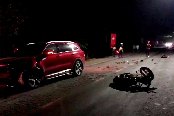 nguoi dan ong lai xe may tu vong sau khi lan trai duong lao vao dau xe o to nguoi dan ong lai xe may tu vong sau khi lan trai duong lao vao dau xe o to