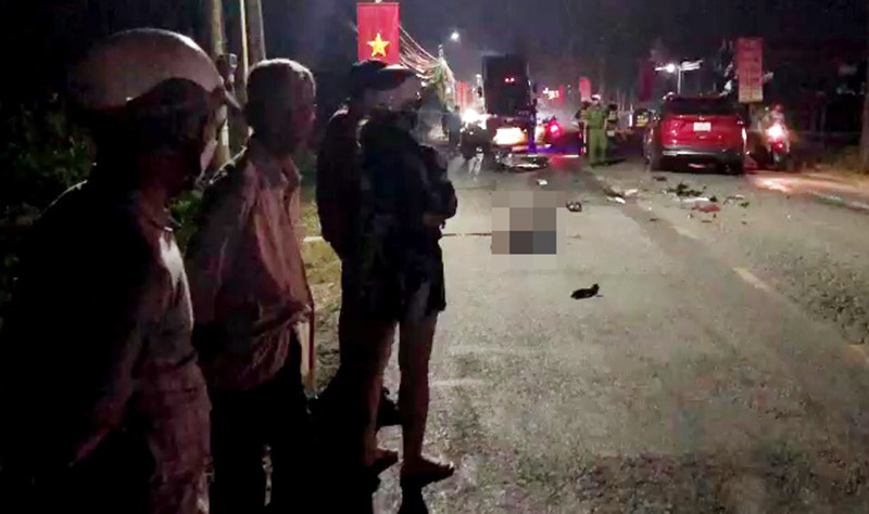 nguoi dan ong lai xe may tu vong sau khi lan trai duong lao vao dau xe o to2 nguoi dan ong lai xe may tu vong sau khi lan trai duong lao vao dau xe o to2