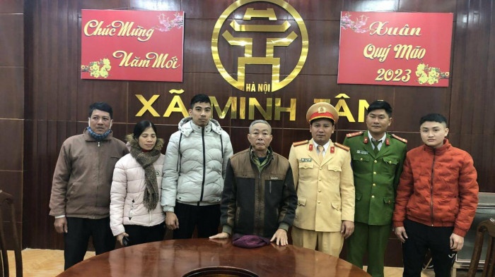cu ong lac tren cao toc duoc csgt dua ve nha don tet cu ong lac tren cao toc duoc csgt dua ve nha don tet