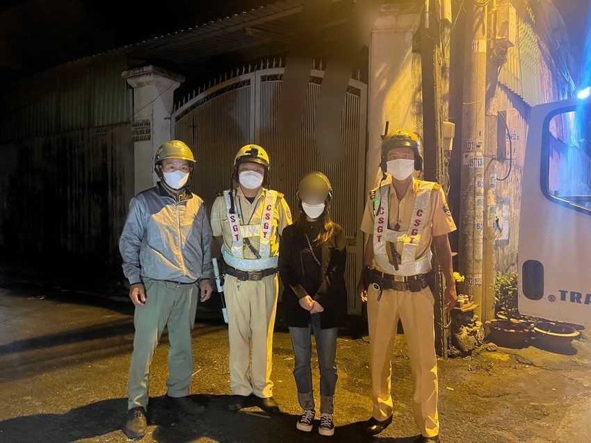 tphcm csgt cuu co gai dinh nhay cau tu tu ngay mung 4 tet tphcm csgt cuu co gai dinh nhay cau tu tu ngay mung 4 tet