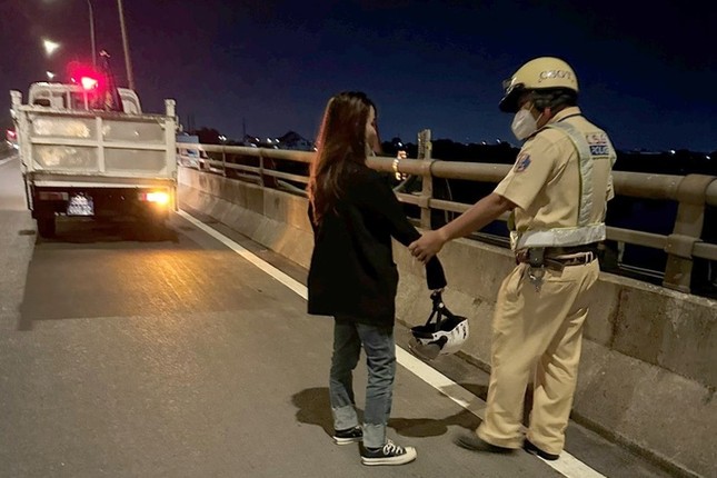 tphcm csgt cuu co gai dinh nhay cau tu tu ngay mung 4 tet2 tphcm csgt cuu co gai dinh nhay cau tu tu ngay mung 4 tet2