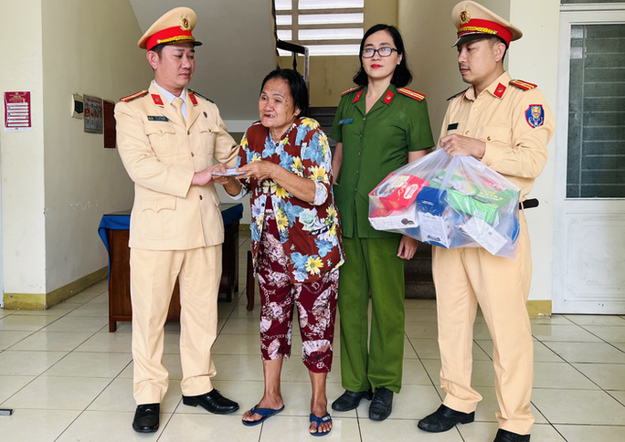 het tien ve xe 3 ba chau bi bo lai giua duong het tien ve xe 3 ba chau bi bo lai giua duong