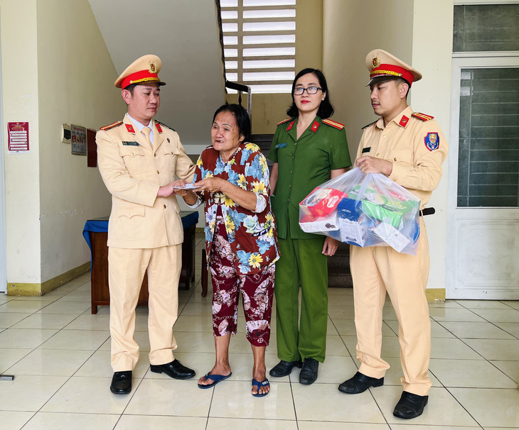 csgt quang ngai giup do 3 ba chau het tien bi nha xe bo lai giua duong csgt quang ngai giup do 3 ba chau het tien bi nha xe bo lai giua duong