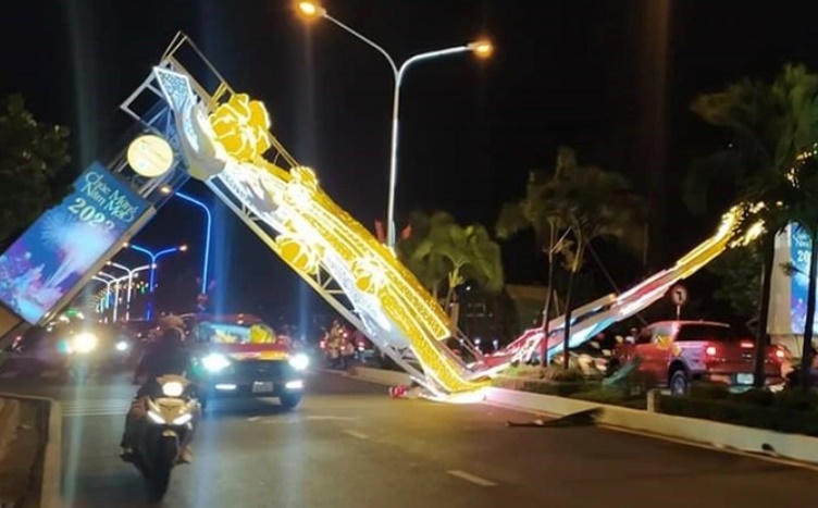 nha trang cong chao chuc mung nam moi do sap khien nguoi dan hoang loan2 nha trang cong chao chuc mung nam moi do sap khien nguoi dan hoang loan2