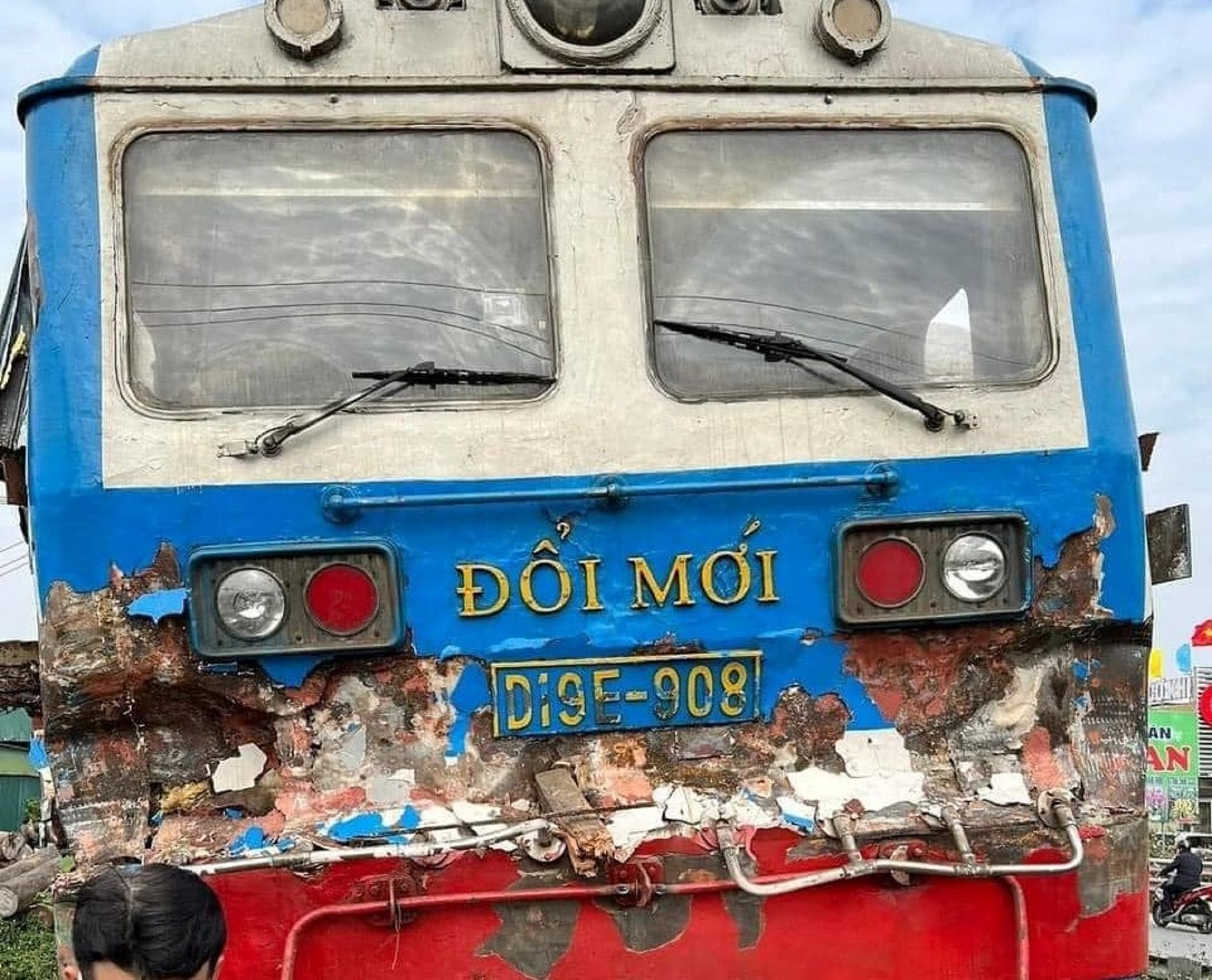 tau bac nam va cham voi xe dau keo dau may tau hu hong nang hanh khach van an toan tau bac nam va cham voi xe dau keo dau may tau hu hong nang hanh khach van an toan
