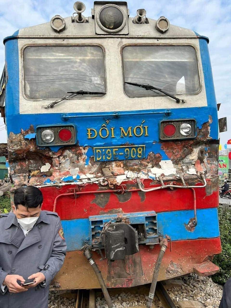 ha noi tau hoa va cham voi o to may man khong co nguoi thuong vongjpg2 ha noi tau hoa va cham voi o to may man khong co nguoi thuong vongjpg2