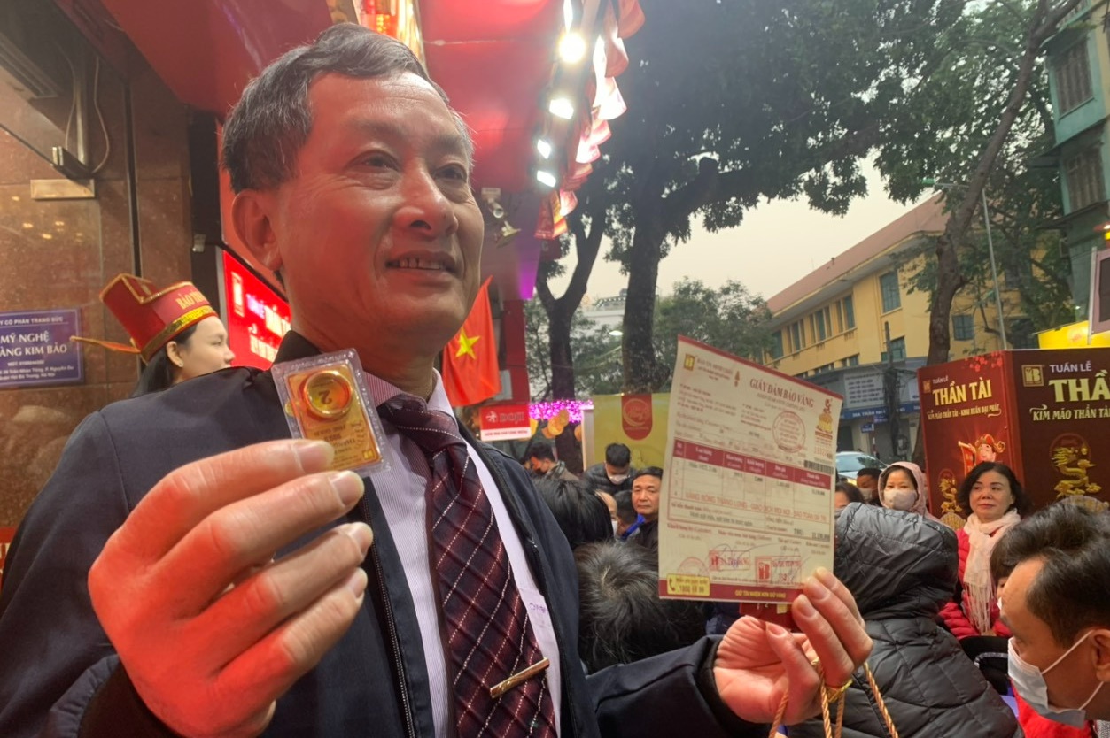 nguoi hon 10 nam xep hang tu 3 gio sang ngay than tai khong ngu duoc nen di som mua vang dspl 1 nguoi hon 10 nam xep hang tu 3 gio sang ngay than tai khong ngu duoc nen di som mua vang dspl 1