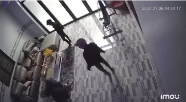 gia chu nam ngu 3 doi tuong dot nhap vao nha trom lu dong tom kho gia chu nam ngu 3 doi tuong dot nhap vao nha trom lu dong tom kho