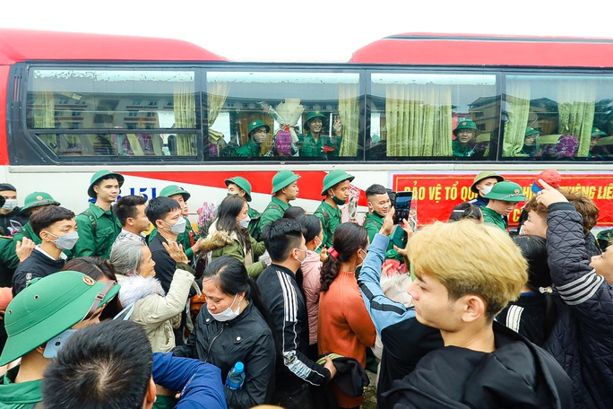 hon 4200 tan binh ha noi bin rin chia tay nguoi than len duong nhap ngu dspl 2 hon 4200 tan binh ha noi bin rin chia tay nguoi than len duong nhap ngu dspl 2