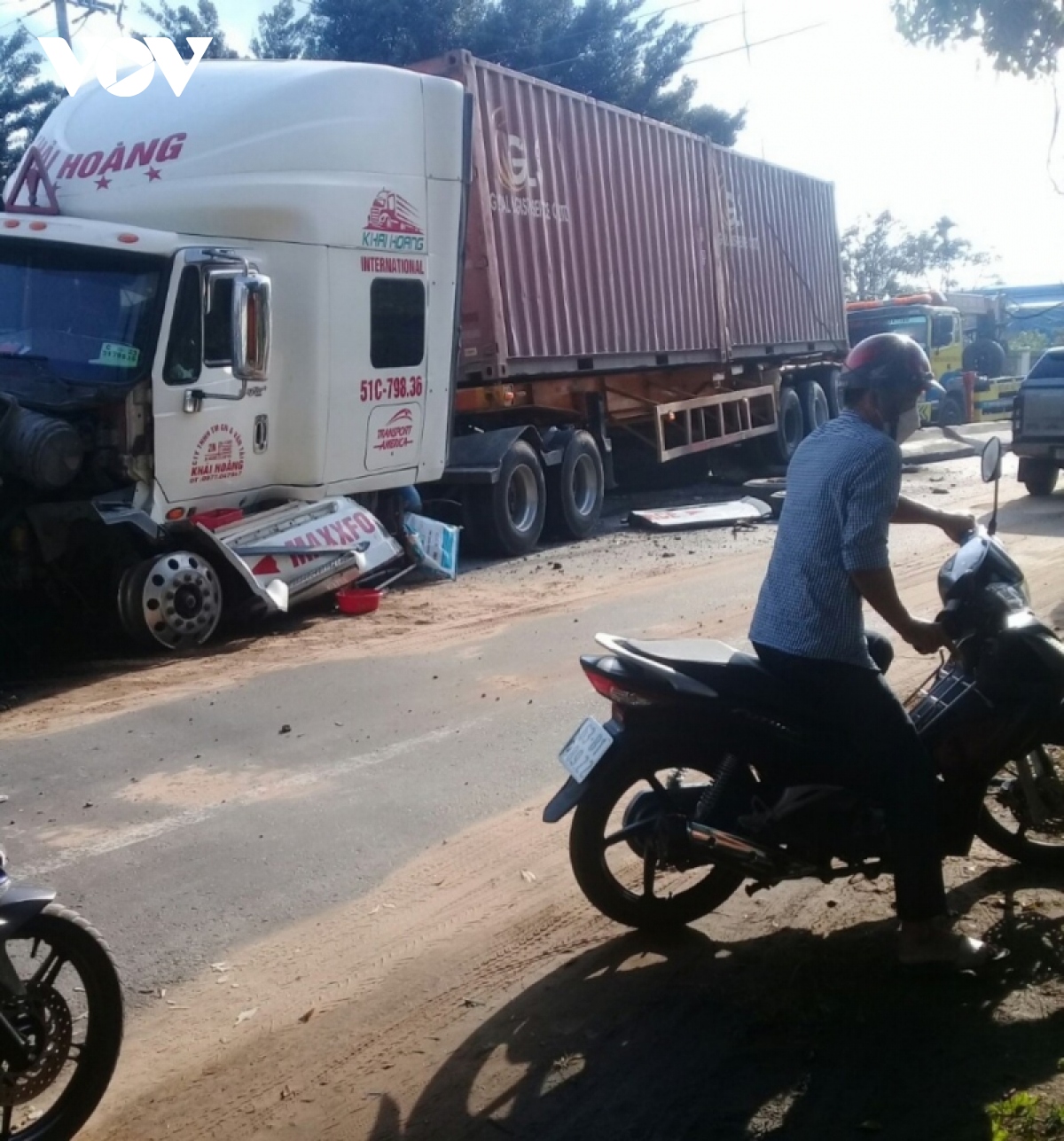 hien truong vu o to cho 6 nguoi lat ngang sau va cham voi container dspl 2 hien truong vu o to cho 6 nguoi lat ngang sau va cham voi container dspl 2