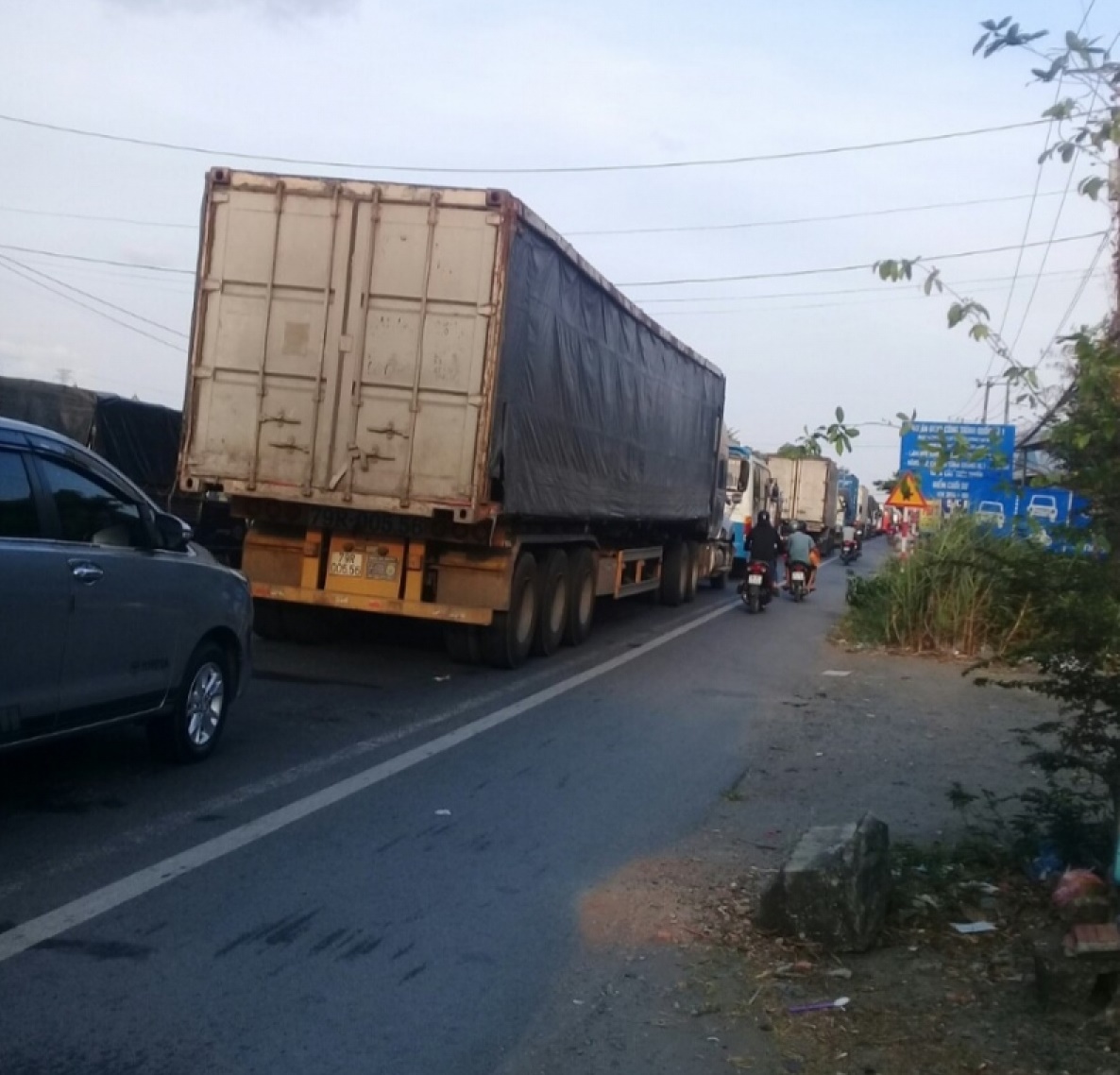 hien truong vu o to cho 6 nguoi lat ngang sau va cham voi container dspl 4 hien truong vu o to cho 6 nguoi lat ngang sau va cham voi container dspl 4