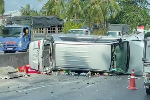 hien truong vu o to cho 6 nguoi lat ngang sau va cham voi container dspl 5 hien truong vu o to cho 6 nguoi lat ngang sau va cham voi container dspl 5
