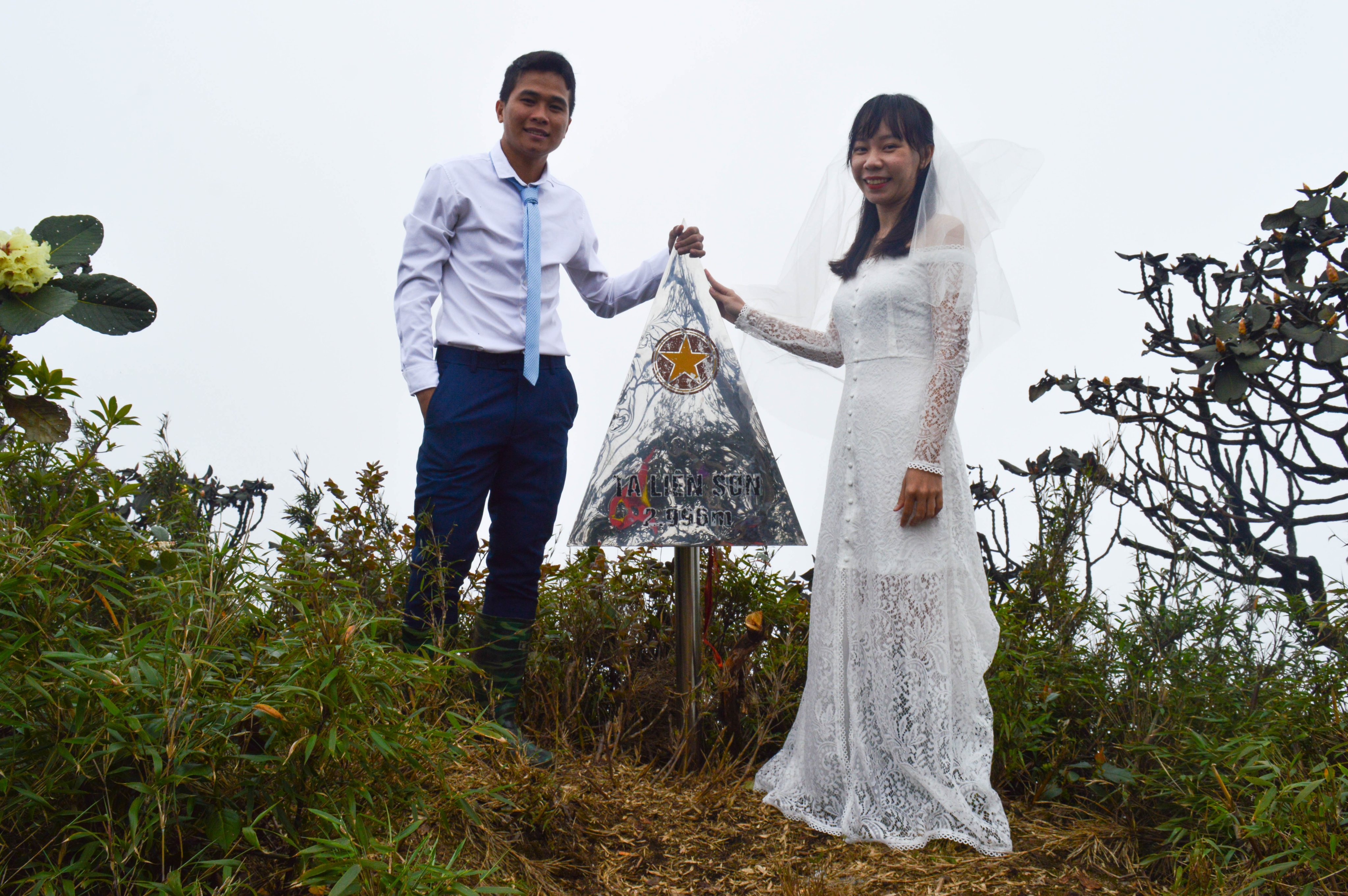 cap doi chup anh cuoi o 12 dinh nui cao nhat cua viet nam dspl 7