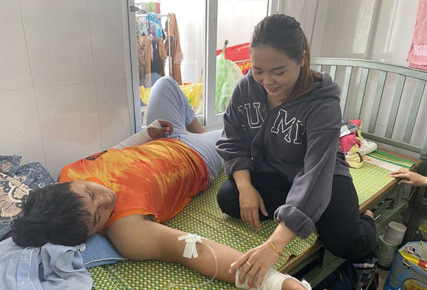 vu shipper bi danh gay 2 tay o quang ngai ga chong nghi ngo nan nhan lay day chuyen cua vo2 vu shipper bi danh gay 2 tay o quang ngai ga chong nghi ngo nan nhan lay day chuyen cua vo2