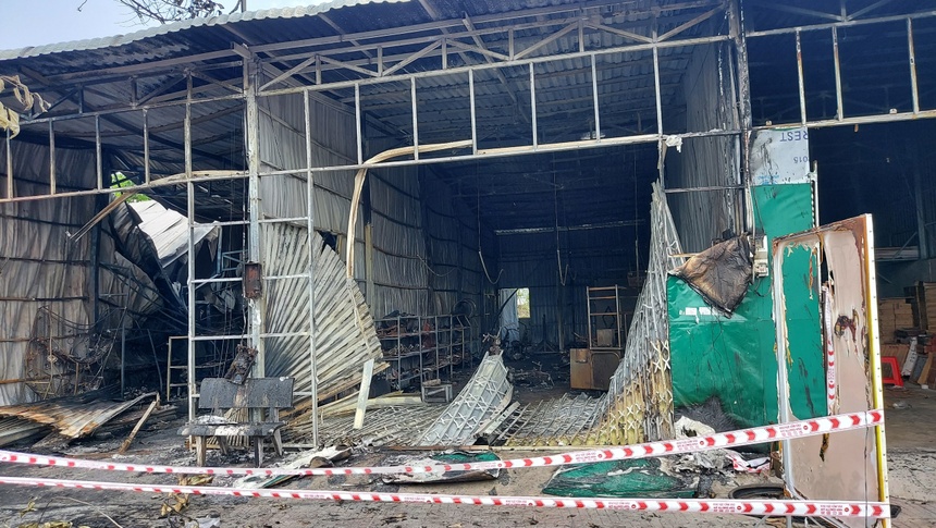 hoa hoan thieu rui 3 can nha cung nhieu xe may