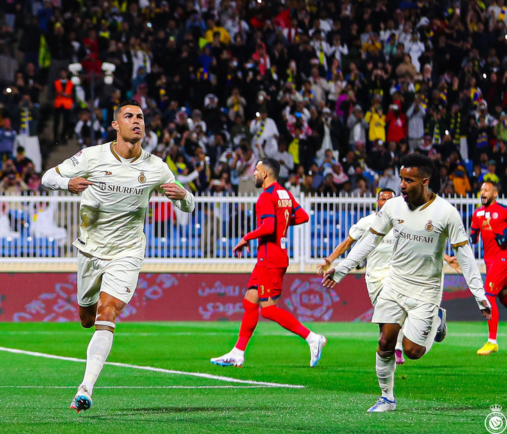 ronaldo toa sang voi cu hat trick giup doi al nassr len dinh bang ronaldo toa sang voi cu hat trick giup doi al nassr len dinh bang