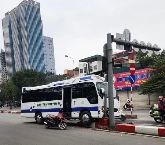 ha noi xe khach suyt dam do he thong den tin hieu giao thong
