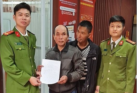 cong an xa giup do nam thanh nien bi lac ve voi gia dinh cong an xa giup do nam thanh nien bi lac ve voi gia dinh
