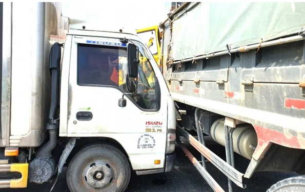 quang nam hien truong vu va cham lien hoan giua 5 xe tai dspl 41