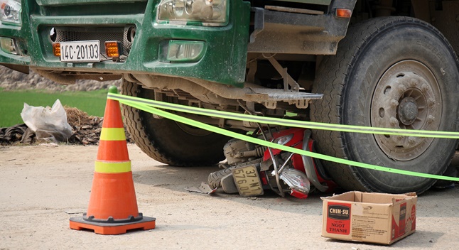 vu xe tai can 3 me con tu vong nhan chung ke lai khoanh khac kinh hoang