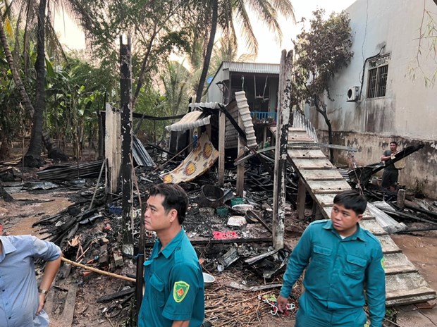 chi dot huong muoi lam chay lon thieu rui 2 ngoi nha khien nguoi em tai bien tu vong2