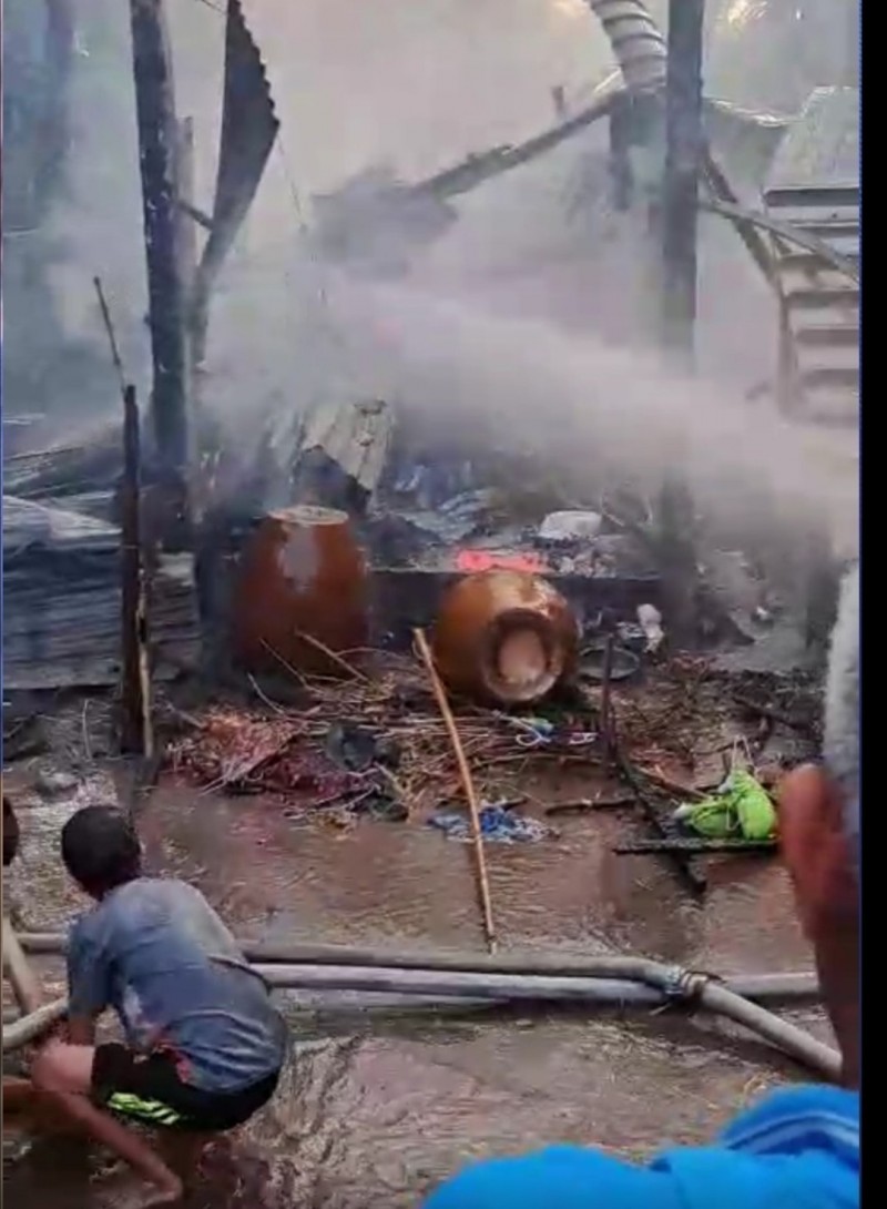 chi dot huong muoi lam chay lon thieu rui 2 ngoi nha khien nguoi em tai bien tu vong3 copy