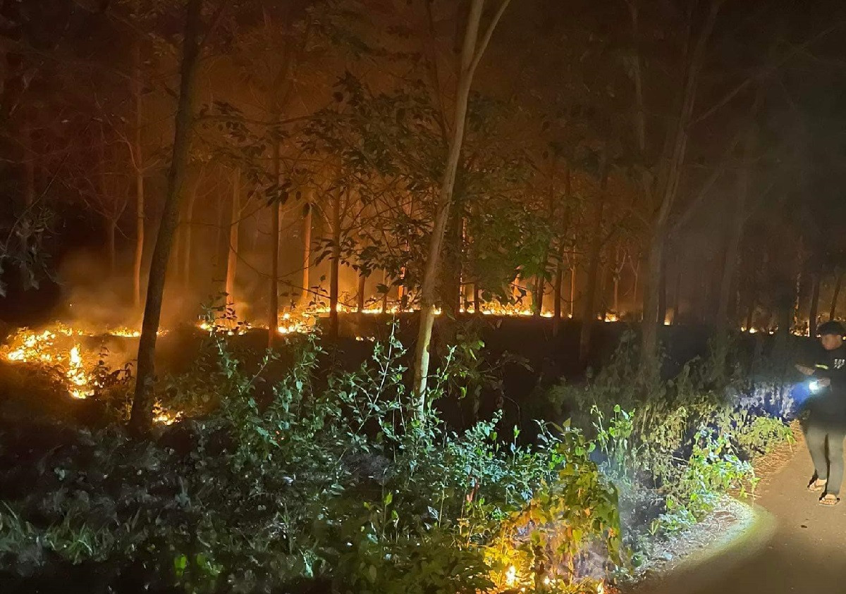 nhom thanh thieu nien dung bom xang dot rung cao su de cau like