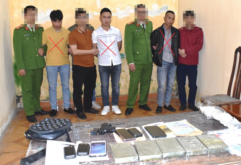 bat nhom doi tuong gam sung k59 khi van chuyen 5 banh heroin bat nhom doi tuong gam sung k59 khi van chuyen 5 banh heroin