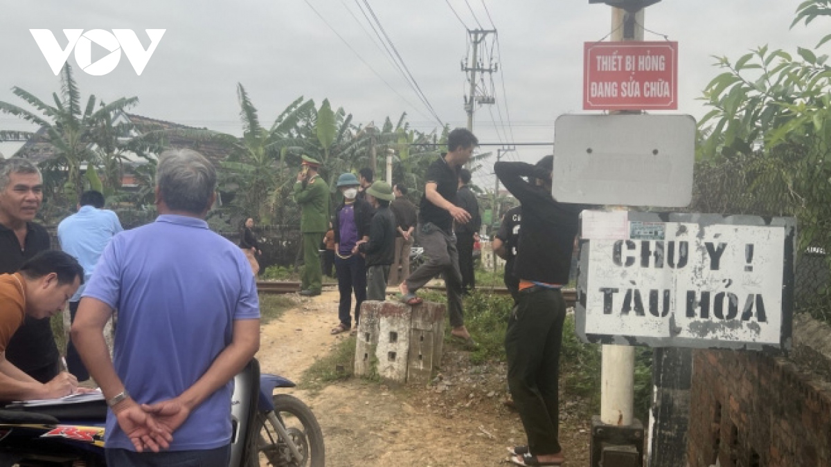 nguoi dan ong bi tau hoa dam tu vong khi bang qua duong sat